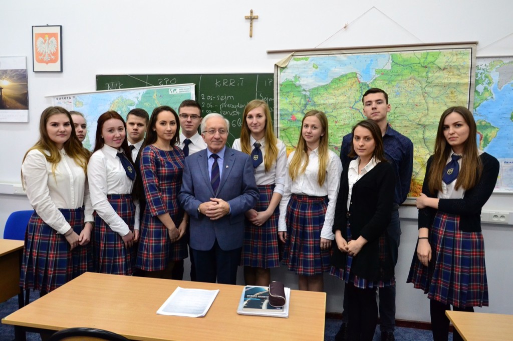 Spotkanie z tegorocznymi maturzystami w sali szkolnej