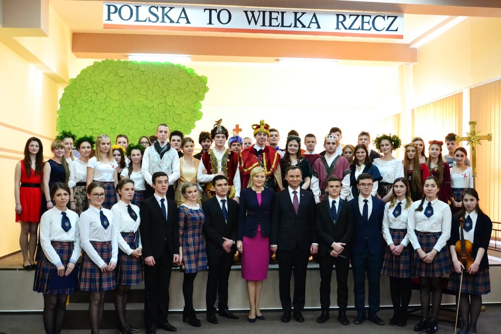 Para Prezydencka z uczniami występującymi na Dniu Polski