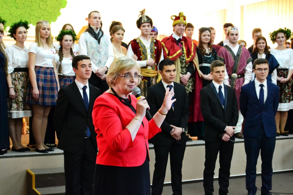 Pani Ewa Petrykiewicz Prezes Fundacji "Dla Polonii" przedstawia uczniów